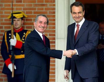 Κυπριακό και διμερείς σχέσεις κυριάρχησαν στη συνάντηση Παπαδόπουλου – Θαπατέρο