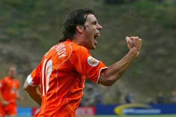 Με ηγέτη τον Νίστελροϊ, η Ολλανδία 3-0 τη Λετονία και προκρίθηκε στην οκτάδα