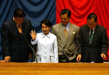 Σε αναζήτηση πολιτικών συμμάχων η πρόεδρος των Φιλιππίνων Γκλόρια Αρόγιο