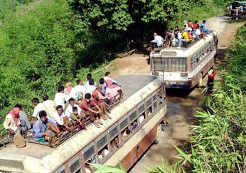 Πέντε Ινδοί νεκροί, 17 τραυματίες και αρκετοί εγκλωβισμένοι σε λεωφορείο λόγω έκρηξης