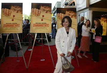 Πρεμιέρα στις ΗΠΑ για το «Fahrenheit 9/11» ενώπιον πυκνού ακροατηρίου Δημοκρατικών