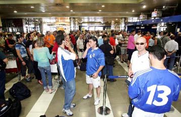 «Εθνική» ταλαιπωρία για 200 Έλληνες φιλάθλους στο αεροδρόμιο «Μακεδονία»