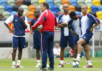 Θα ζητήσω από τους παίκτες μου να βάλουν τα πόδια τους στη φωτιά, τονίζει ο Σαντινί