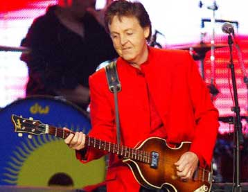 Πενήντα χιλιάδες άνθρωποι αποθέωσαν τον Πολ ΜακΚάρτνεϊ στο Παρίσι