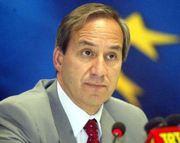 Περικοπές δαπανών και «σφικτή» εισοδηματική πολιτική για τη μείωση του ελλείμματος