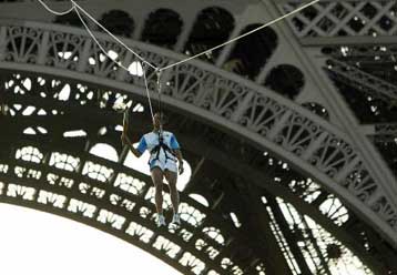 Στην Πόλη του Φωτός η λάμψη της Ολυμπιακής Φλόγας