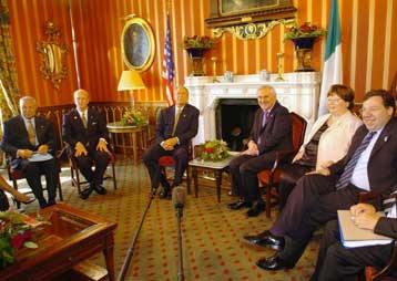 Η βελτίωση των σχέσεων ΗΠΑ – ΕΕ στο επίκεντρο της Συνόδου Κορυφής στην Ιρλανδία