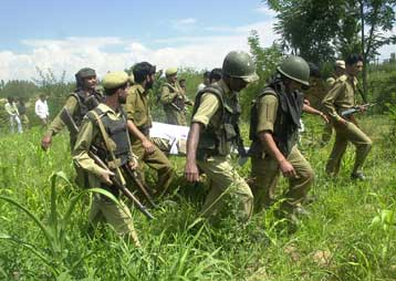 Δώδεκα νεκροί από πυρά ένοπλων ισλαμιστών στο Κασμίρ