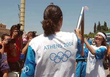 Στη Βαρκελώνη λάμπει η Ολυμπιακή Φλόγα, 12 χρόνια μετά τη διεξαγωγή των Αγώνων