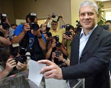 Ο μεταρρυθμιστής Μπόρις Τάντιτς δηλώνει νικητής των εκλογών στη Σερβία