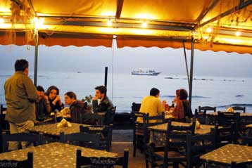 Αυθαιρεσίες και ακρίβεια από τις επιχειρήσεις στις παραλίες της Αττικής