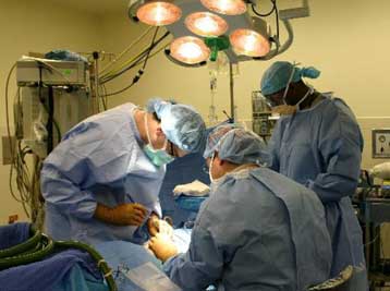 Εμφύτευμα ανακουφίζει ασθενή έπειτα από δύο χρόνια ασταμάτητου λόξυγγα