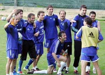 Φαβορί η Τσεχία αλλά έχουμε δικαίωμα στο όνειρο, λένε Ρεχάγκελ και παίκτες