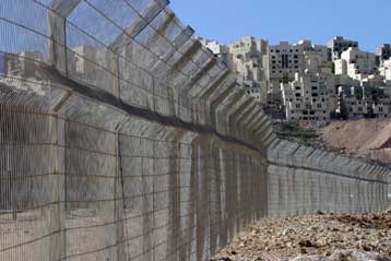 Στην επαναχάραξη τμήματος του τείχους ασφαλείας προχωρά η κυβέρνηση Σαρόν