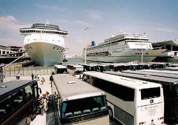 Σε μονομερή αύξηση 10% στις τιμές των ακτοπλοϊκών εισιτηρίων προχωρούν οι εφοπλιστές