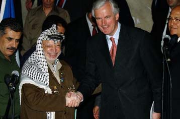 Αρση της απομόνωσης του Αραφάτ ζητά ο Γάλλος υπουργός Εξωτερικών από τη Ραμάλα