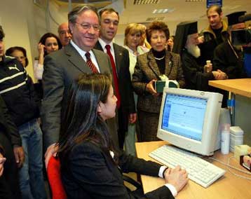 Κανείς από τους συμβασιούχους των ΚΕΠ δεν θα απολυθεί, διαβεβαιώνει ο Απ.Ανδρεουλάκος