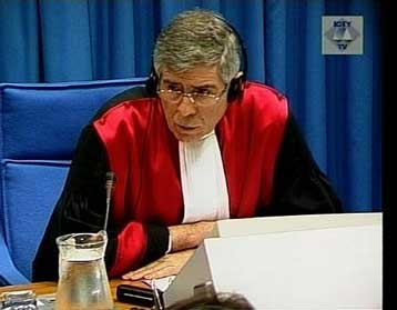 Πέθανε ο δικαστής Ρίτσαρντ Μέι, επί διετία πρόεδρος της δίκης Μιλόσεβιτς