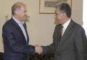 Με τον πρόεδρο του ΠΑΣΟΚ συναντήθηκε ο Ευρωπαίος Διαμεσολαβητής Ν.Διαμαντούρος