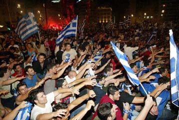 Ξέφρενοι πανηγυρισμοί από όλους τους Έλληνες για την ιστορική πρόκριση