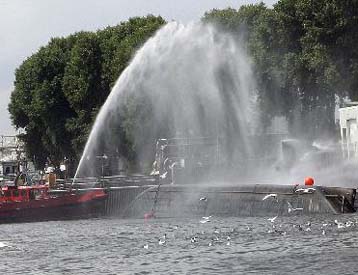 Διαρροή θειικού οξέος από τάνκερ απειλεί με νέκρωση το λιμάνι του Αμβούργου