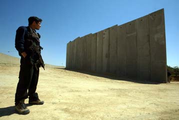 Το Ισραήλ δεν θα δεχθεί την απόφαση της Χάγης για το τείχος στη Δ.Όχθη