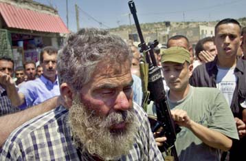 Δημόσια εκτέλεση Παλαιστινίου από τις Ταξιαρχίες Μαρτύρων του Αλ Ακσά