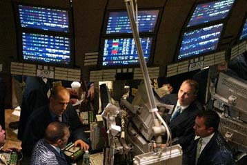 «Βουτιά» των δεικτών σε Γουόλ Στριτ και ευρωπαϊκά χρηματιστήρια την Παρασκευή