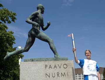 Ενθουσιασμό και ηλιοφάνεια έφερε το πέρασμα της Ολυμπιακής Φλόγας από το Ελσίνκι