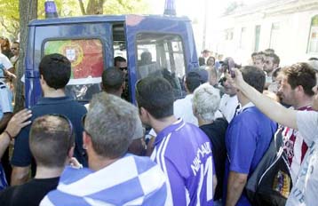 «Πυρετός» και συλλήψεις στη Λισαβόνα για τα «μαγικά χαρτάκια» του μεγάλου τελικού