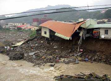 Δέκα οκτώ νεκροί από τον τυφώνα Μιντούλε στην Ταϊβάν