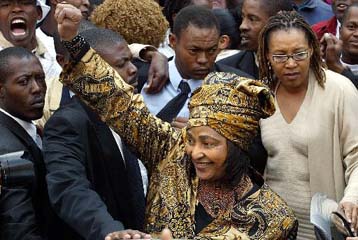 Με απόφαση Εφετείου η Γουίνι Μαντέλα αποφεύγει τη φυλάκιση για το σκάνδαλο απάτης