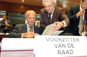 Διαρθρωτικά μέτρα από την Ελλάδα για μείωση του δημόσιου ελλείμματος ζητά το ECOFIN