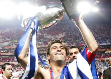 Ο Θοδωρής Ζαγοράκης καλύτερος παίκτης του ΕURO 2004-Πρώτος και στα τάκλιν