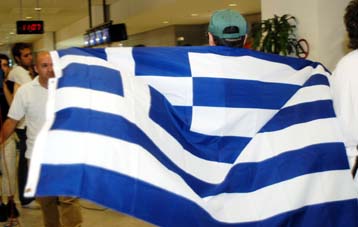 Χιλιάδες κόσμου αποθέωσαν την εθνική μας ομάδα ποδοσφαίρου στην Αθήνα