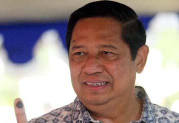 Προς δεύτερο γύρο προεδρικών εκλογών η Ινδονησία με «επικεφαλής» τον Γιουντχογιόνο