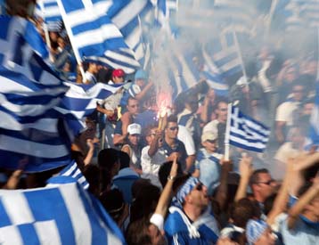 Χαρά εθνική και αθλητισμού η κατάκτηση του EURO 2004, λένε Καραμανλής και Παπανδρέου