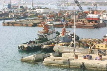 Δύο επιθεωρητές έπεσαν νεκροί από αναθυμιάσεις σε αμπάρι πλοίου στο Πέραμα