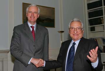 Διεθνείς εξελίξεις και ευρωπαϊκός ρόλος Σημίτη στις επαφές Μπαρνιέ στην Αθήνα