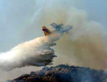 Ένας νεκρός, αρκετές ζημιές σε σπίτια, από τη μεγάλη πυρκαγιά στην Πάρνηθα