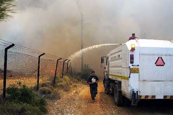 Πύρινα μέτωπα παντού – Πυρκαγιές σε Ανάβυσσο και Κάλαμο, αναζωπύρωση στην Πάρνηθα
