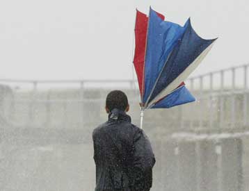 Χωρίς ηλεκτρικό δεκάδες χιλιάδες σπίτια στην Αγγλία εξαιτίας σφοδρής κακοκαιρίας