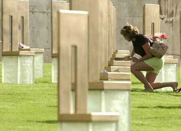 Ομιλούσα ταφόπλακα δίνει φωνή στους νεκρούς
