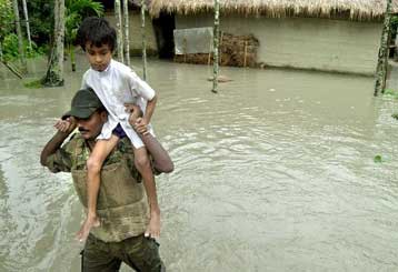 Ενενήντα νεκροί από τις καταστροφικές πλημμύρες στην Ινδία