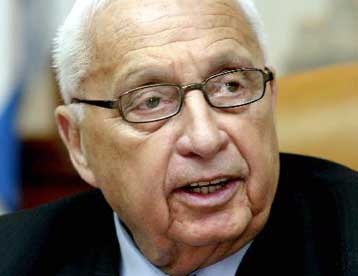 Απορρίπτει ο Σαρόν την απόφαση του Διεθνούς Δικαστηρίου για το τείχος στη Δυτική Όχθη