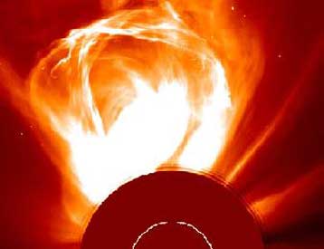 Οι ηλιακές καταιγίδες του 2003 φτάνουν τώρα στα όρια του Ηλιακού Συστήματος