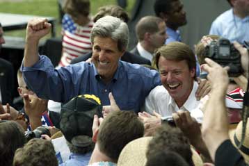 Θα προασπιστούμε τις αληθινές αμερικανικές αξίες, δηλώνουν Κέρι και Έντουαρντς