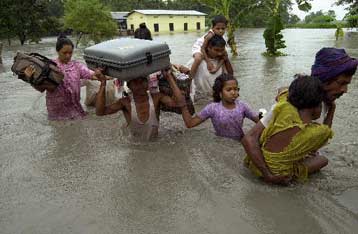 Εκατοντάδες νεκροί και εκατομμύρια άστεγοι από τους μουσώνες στη νότια Ασία
