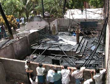 Εκατοντάδες σχολεία κλείνουν προσωρινά στην Ινδία έπειτα από φονική πυρκαγιά