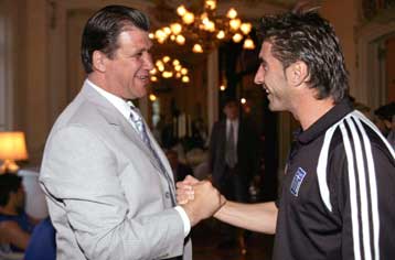 Θετική η Πολιτεία στη διεκδίκηση του Euro 2012, απαντά στην ΕΠΟ ο Γ.Ορφανός